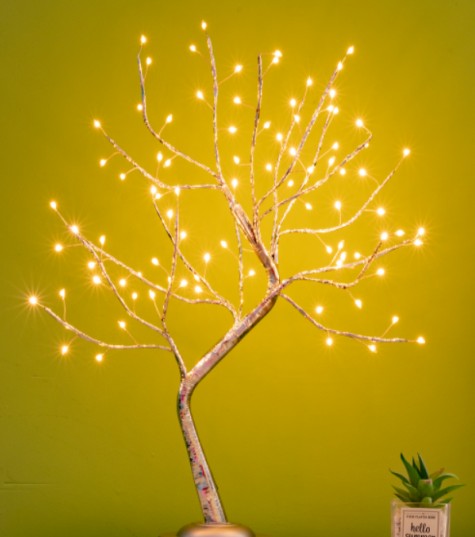 حديقة المناظر الطبيعية الذكية للتحكم الصوتي تحاكي أضواء الأشجار المضيئة ببطارية 16 لونًا وأضواء زينة عيد الميلاد USB