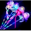 illuminando i bastoncini magici a LED con la bacchetta magica per il viso, i bambini, la principessa glitterata