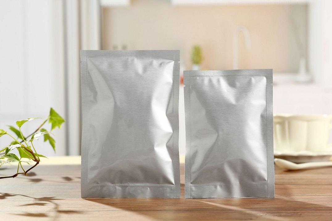 What are the advantages of aluminum foil packaging bags, and how can you differentiate between aluminum foil bags and metallized bags?