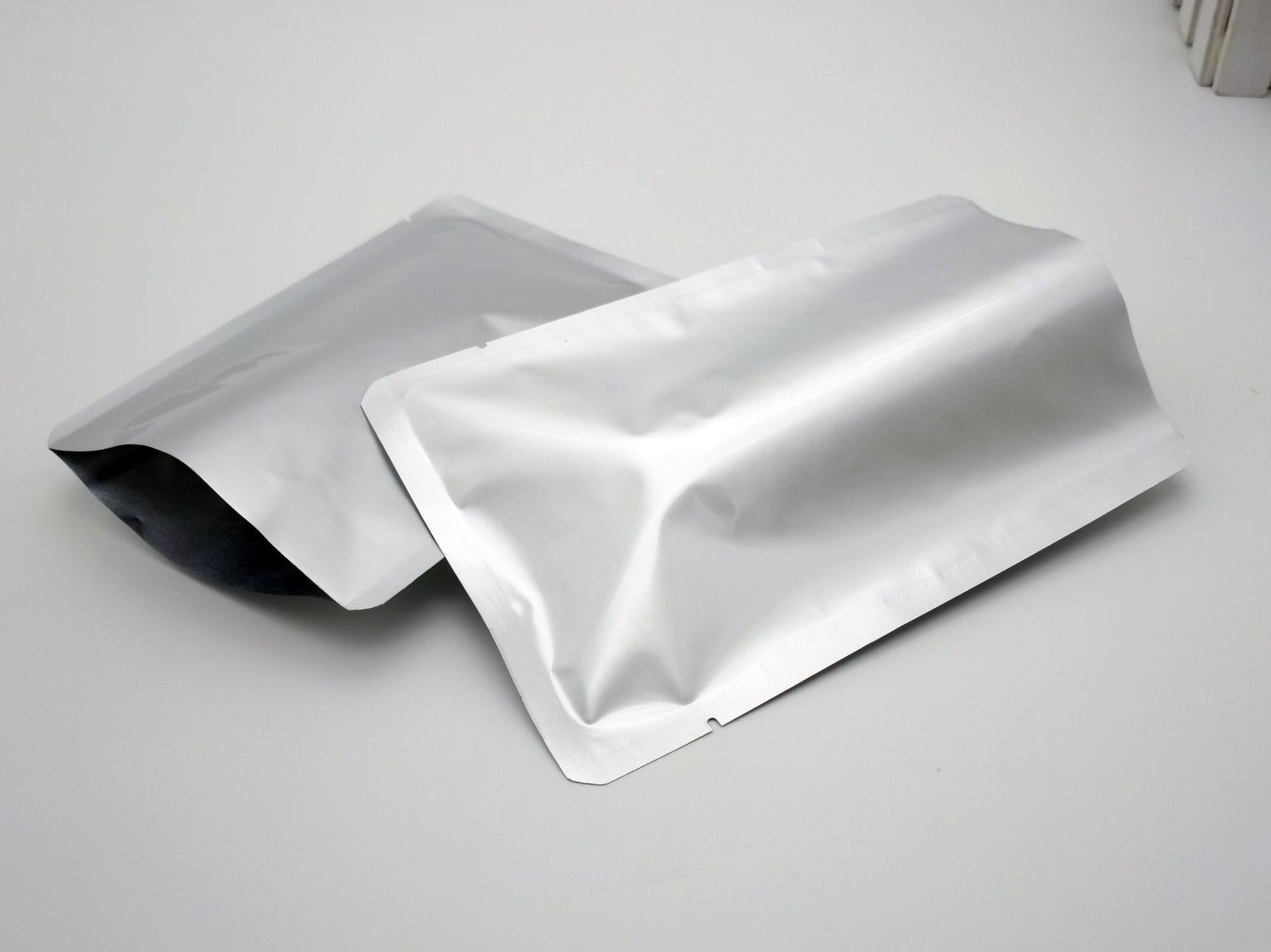 What are the advantages of aluminum foil packaging bags, and how can you differentiate between aluminum foil bags and metallized bags?