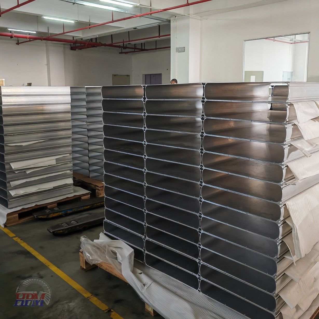 6-Axis robot laser welding machine is running