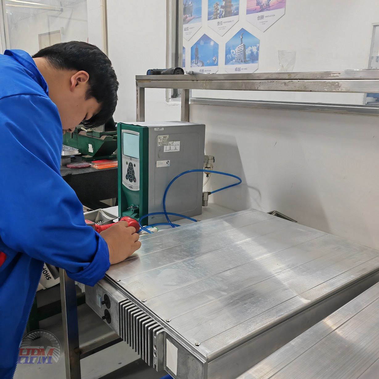 6-Axis robot laser welding machine is running