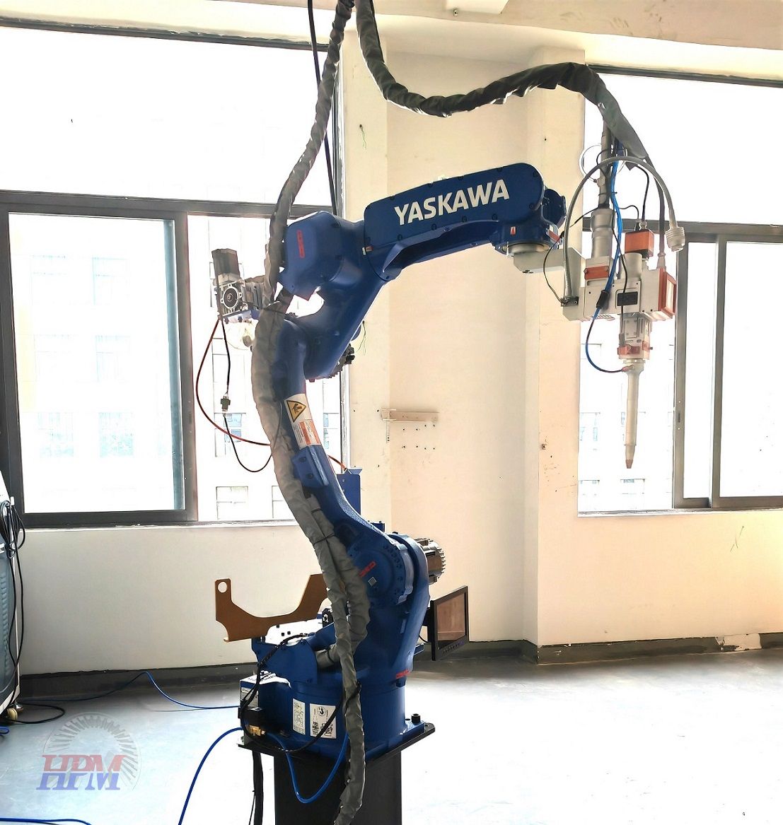 6-Axis robot laser welding machine is running