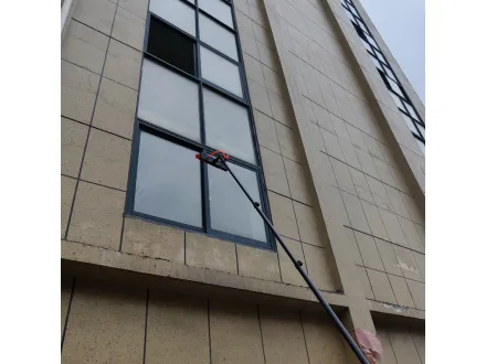 Cleaning high rise glass safely