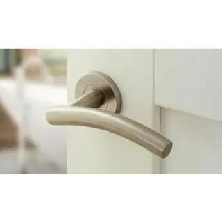 There are three main types of door handles: lever handles, pull handles and door knobs. Whether you want to redecorate your grade listed property with a From the Anvil Tudor lever handle or you want to keep up with this year’s décor trends with a matte bl