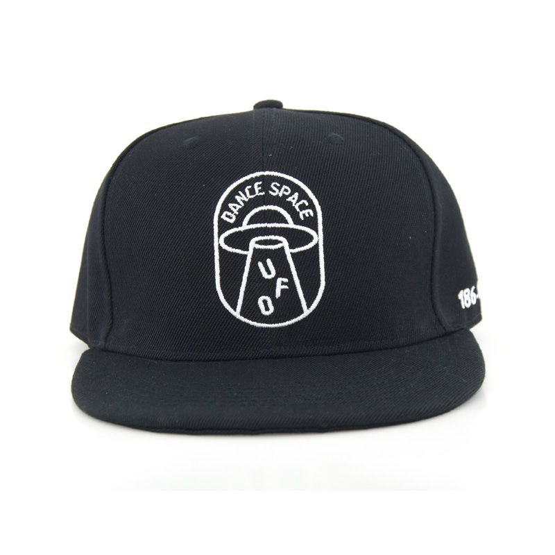 قبعة Snapback من القطن الخفيف بشعار مطرز
