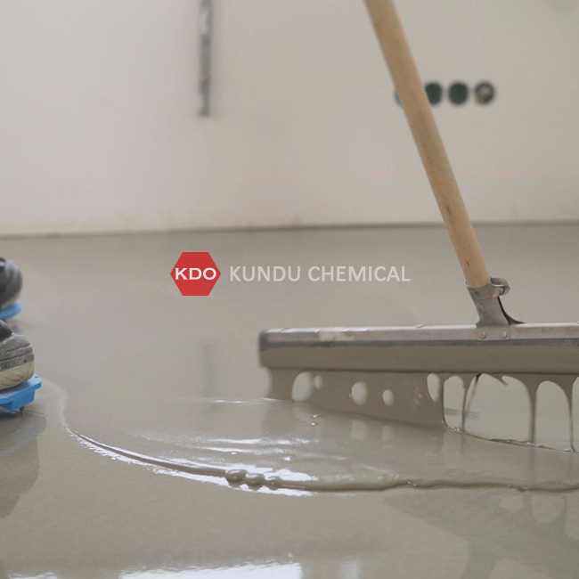 What is the role of PCE (Polycarboxylate superplasticizer) in self-leveling mortar?
