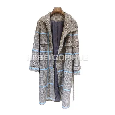 Manteau en laine à col montant et ruban bleu