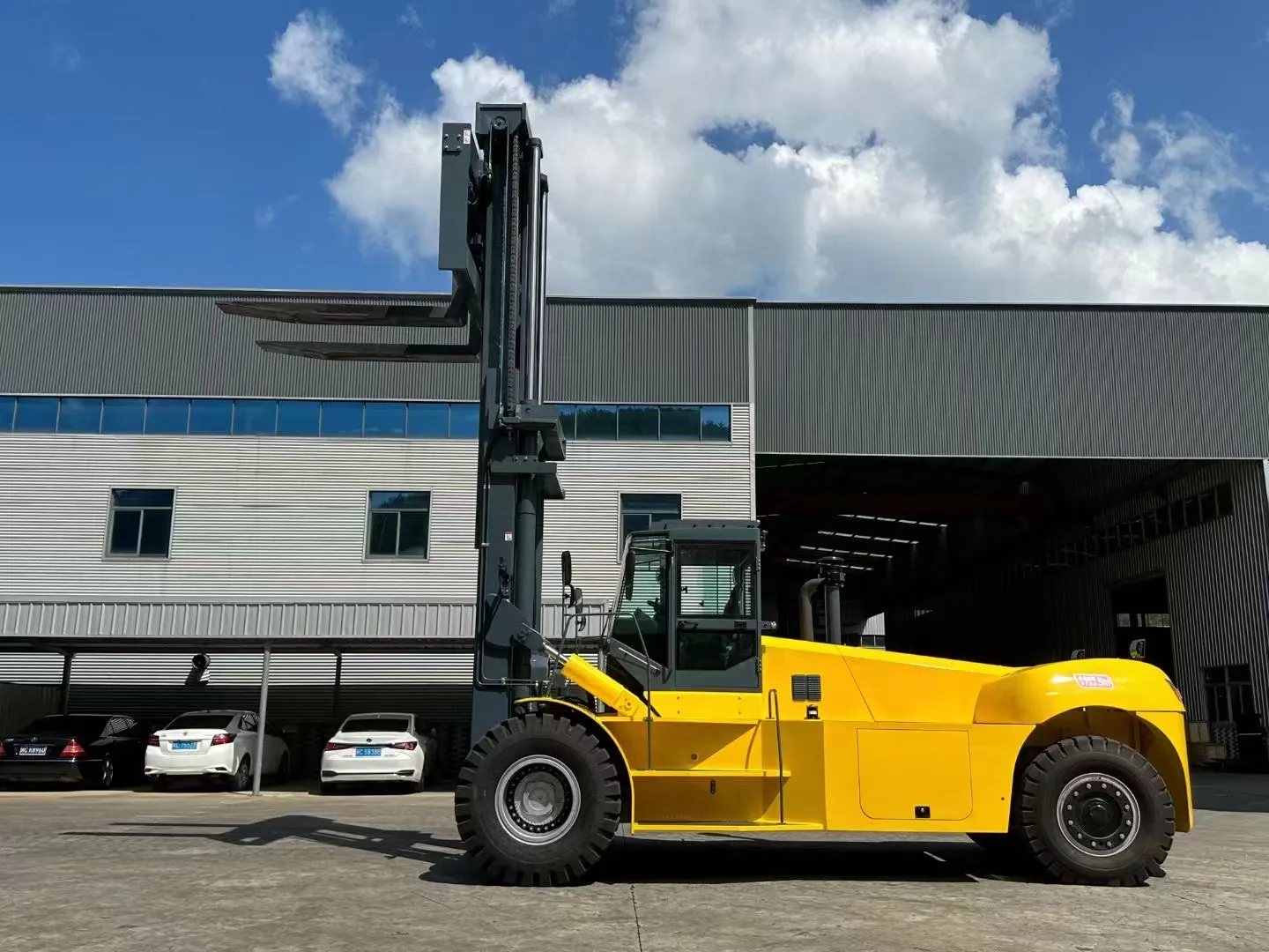 35 Ton Forklift with Zf Transmission, Wet Drive Axle and Cummins Engine