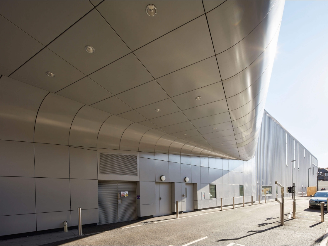 Let me take you to see the aluminium composite boards processing site and the steel structure installation site.