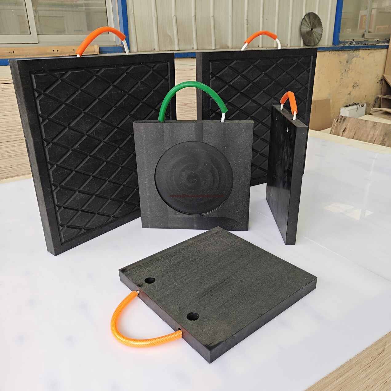 Comparison and Selection Guide for Crane Outrigger Pad Materials