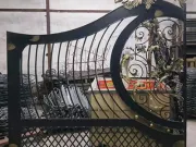 Il cancello decorativo in ferro battuto