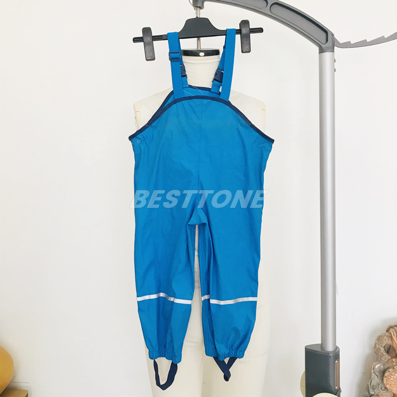 Kids rain pants with click buckles