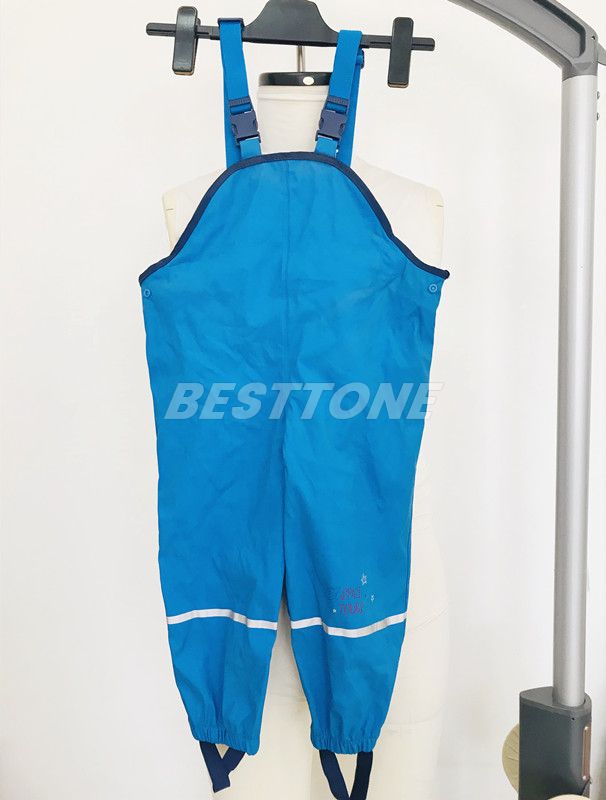 Kids rain pants with click buckles