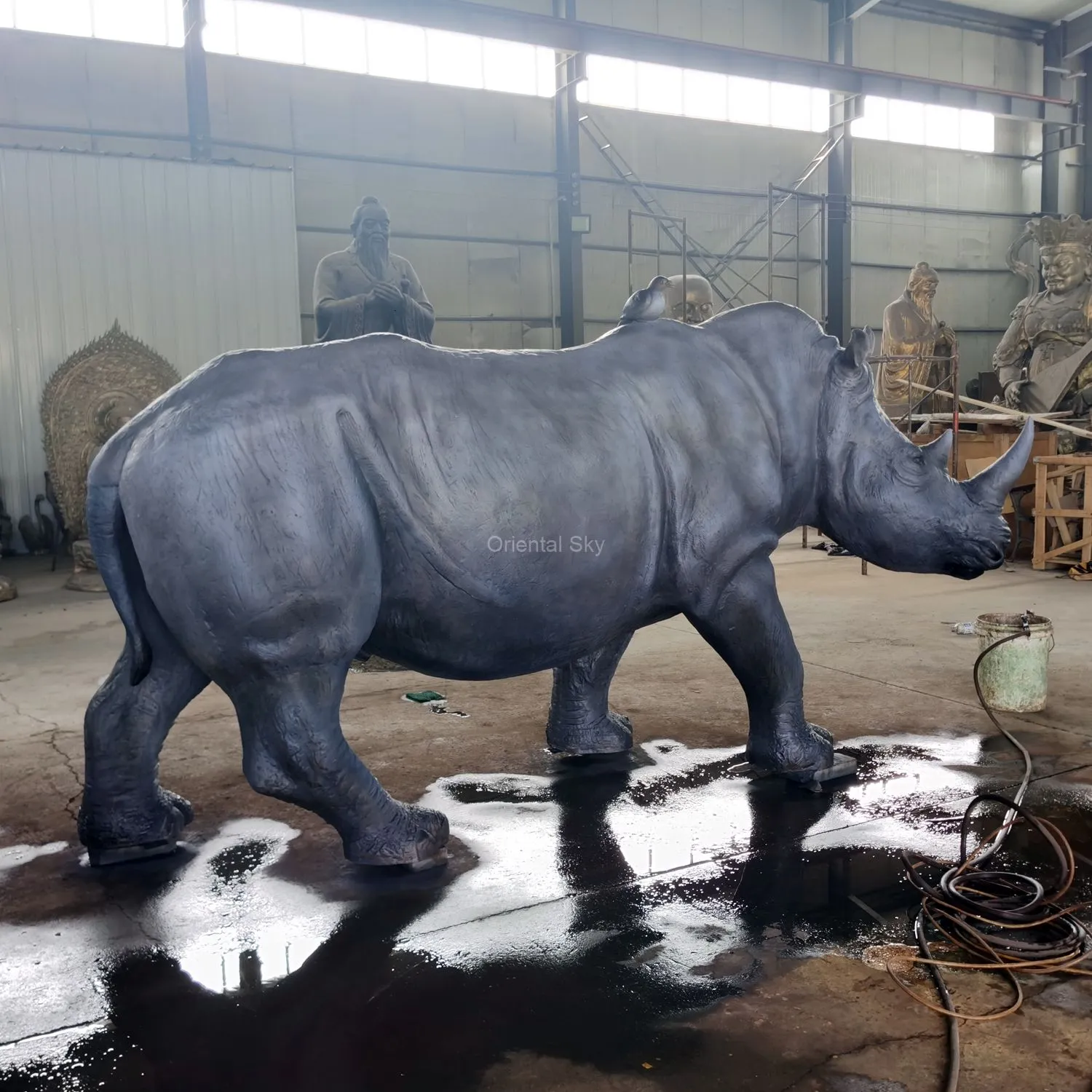 Estátua de rinoceronte de bronze em tamanho real ao ar livre grande escultura de metal jardim animal