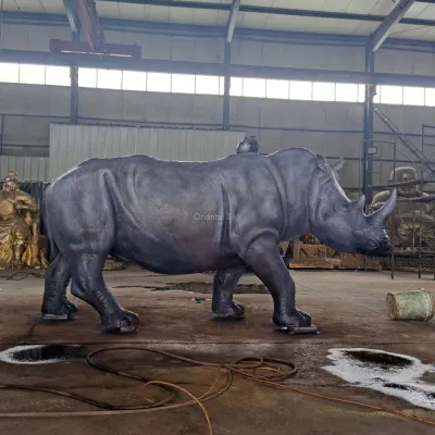 Outdoor levensgrote bronzen neushoorn standbeeld grote metalen dierlijke tuin beeldhouwkunst