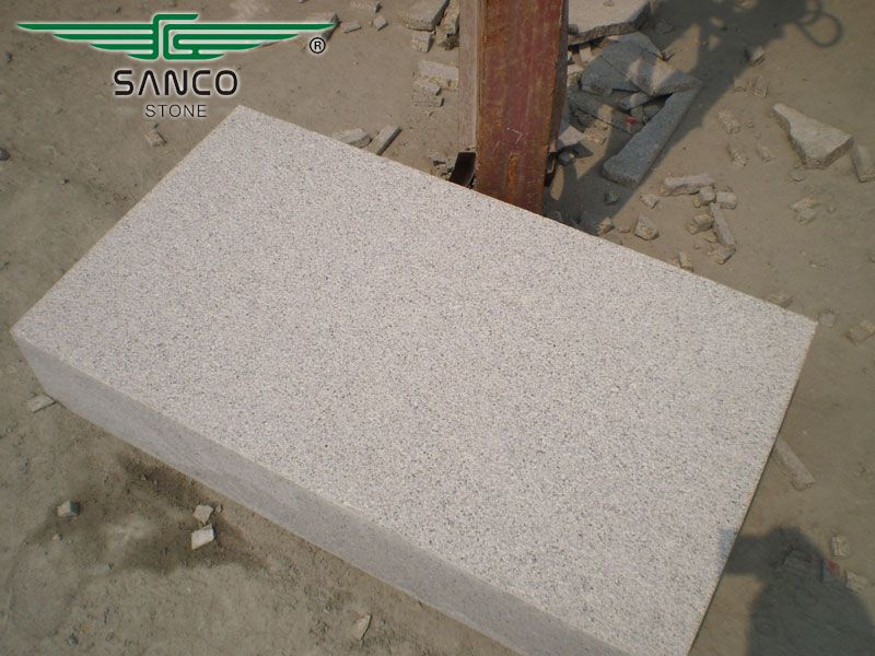 White Rust Granite Bush-hammered Paving Stone