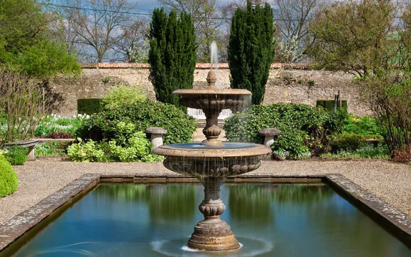 15 Unique Backyard Water Feature Design Ideas