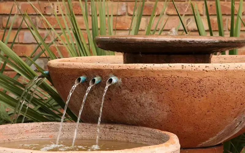 15 Unique Backyard Water Feature Design Ideas