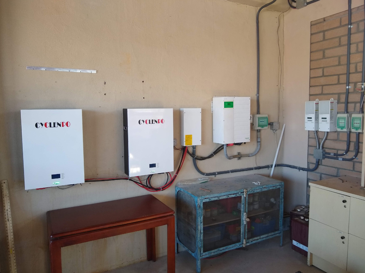 What is the difference between off-grid and hybrid energy storage systems?