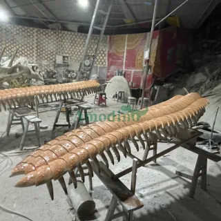 Simulated centipede for insect museum