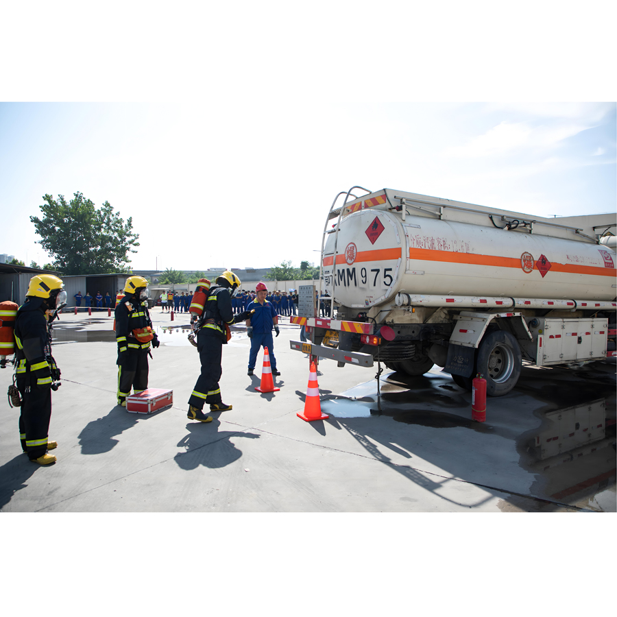 What to do if an oil tank truck catches fire？