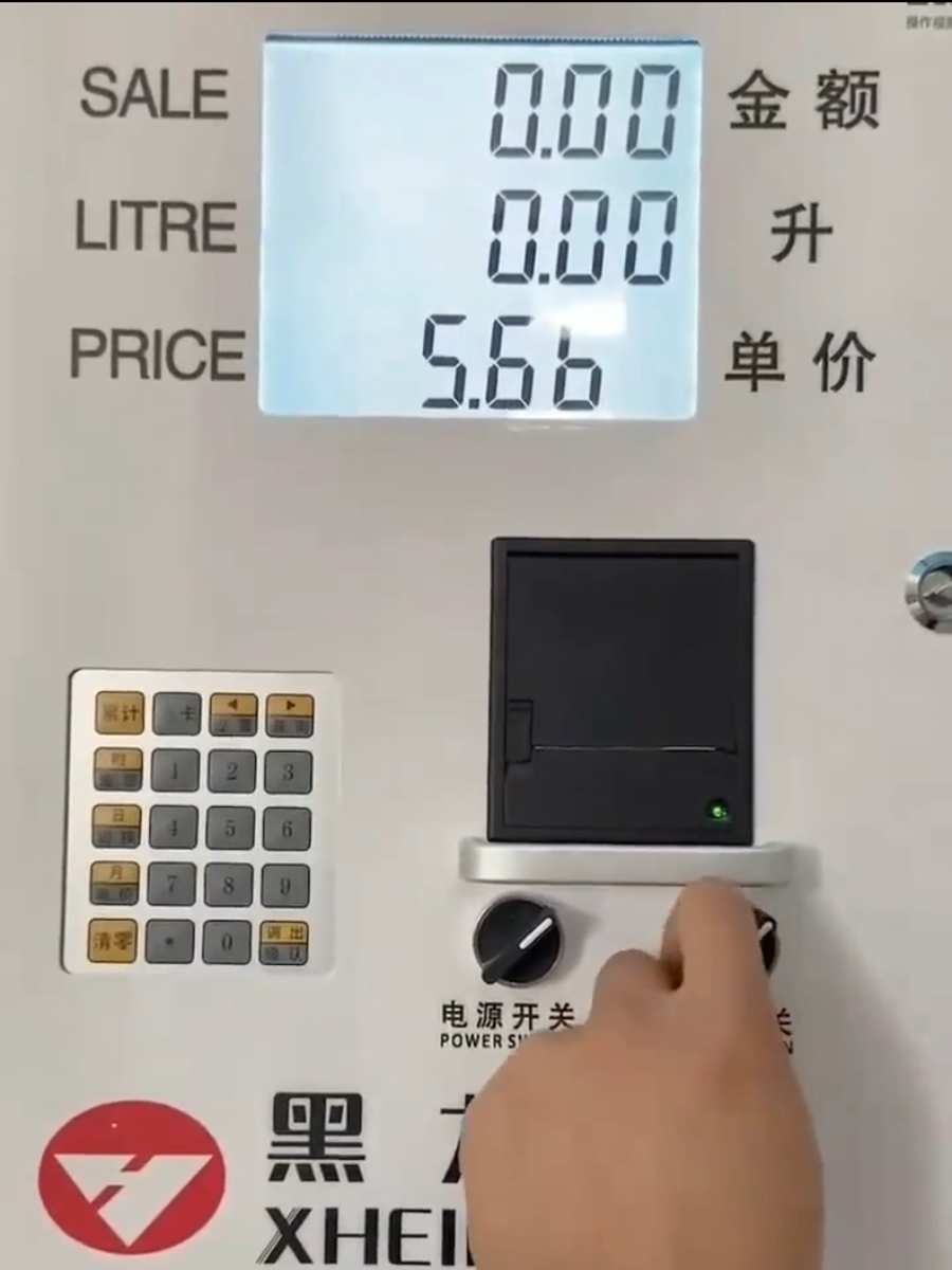 Fuel dispenser and level indicator mounted on fuel tanker