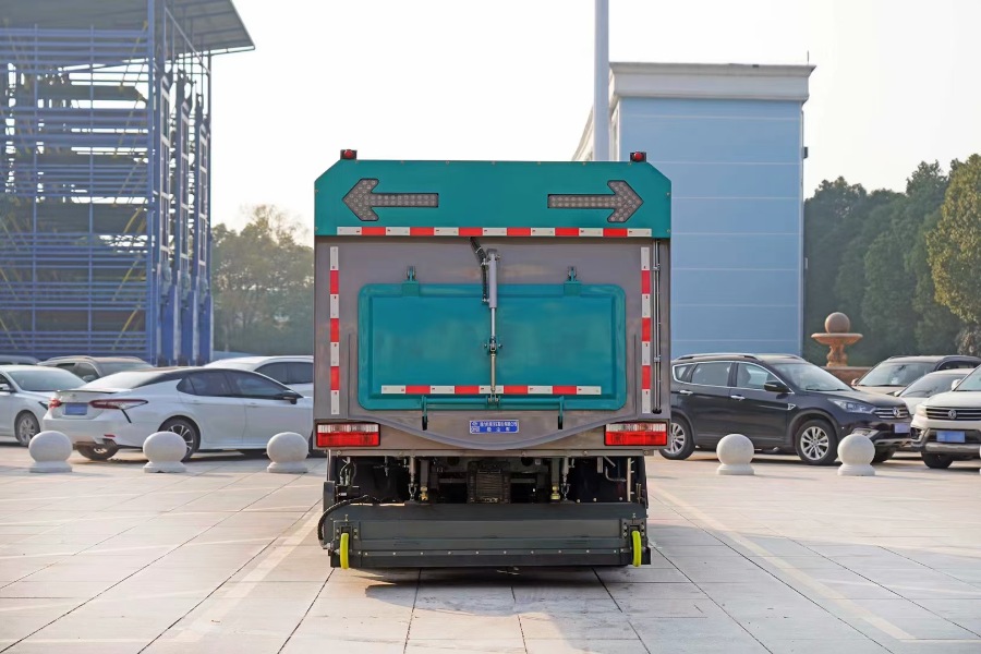 For Sale Dongfeng  5m³ Dust Tank + 2m³ Water Tank Road Sweeper Truck And Road Dust Suction Truck