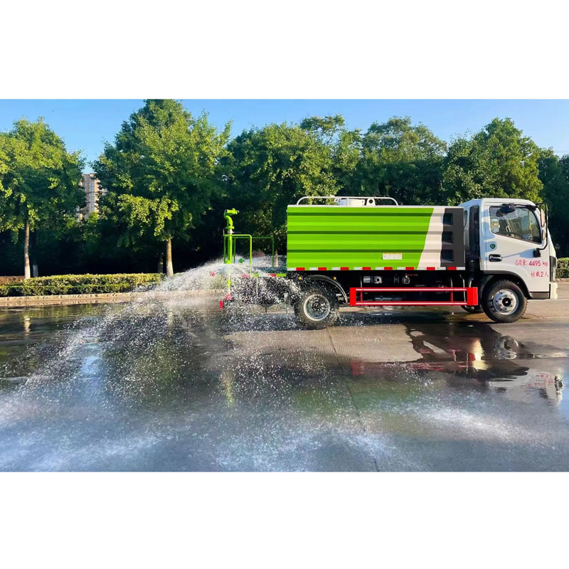 Dongfeng 5000 liters water sprinkle truck