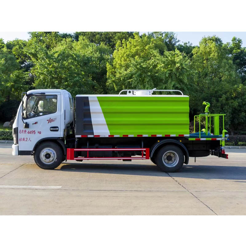 Dongfeng 5000 liters water sprinkle truck