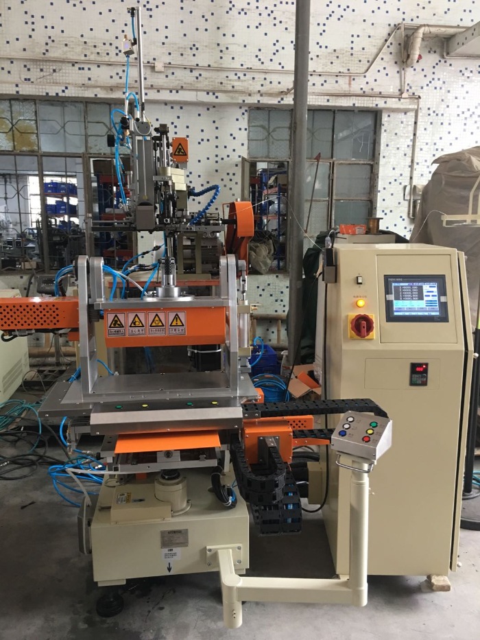 Comb and toilet brush tufting machine