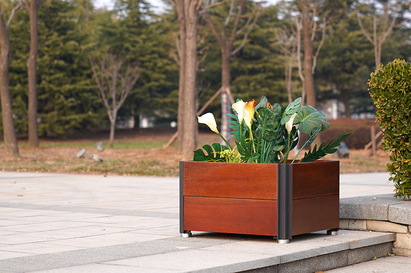 TM Wooden Square Outdoor Planter