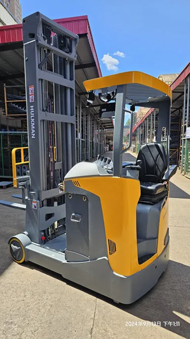 Electric Reach Forklift