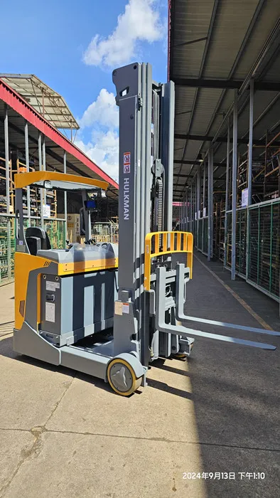 Electric Reach Forklift