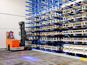 Customer Praises Performance of 'FDT' Wide Body Full-Direction Forklift Truck During After-Sales Visit