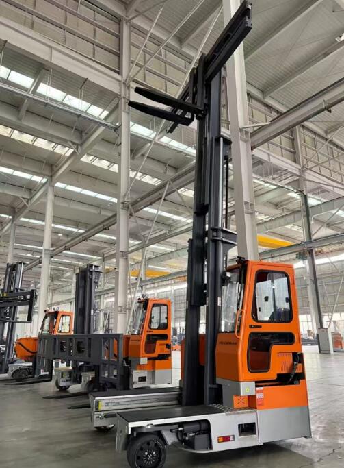 Customer Praises Performance of 'FDT' Wide Body Full-Direction Forklift Truck During After-Sales Visit