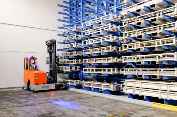 Customer Praises Performance of 'FDT' Wide Body Full-Direction Forklift Truck During After-Sales Visit