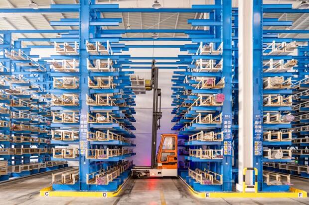 Customer Praises Performance of 'FDT' Wide Body Full-Direction Forklift Truck During After-Sales Visit