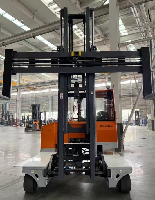 Customer Praises Performance of 'FDT' Wide Body Full-Direction Forklift Truck During After-Sales Visit