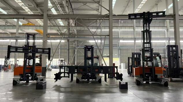 Customer Praises Performance of 'FDT' Wide Body Full-Direction Forklift Truck During After-Sales Visit