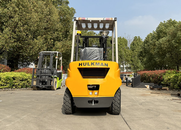 Customized Forklifts with Japanese Engine Successfully Shipped to Algeria, Boosting Efficiency for Clients