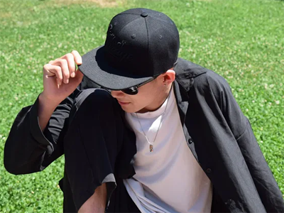 Snapback Hats Are Cool Again: Why Everyone Is Wearing This' 90s Men' s Fashion Trend