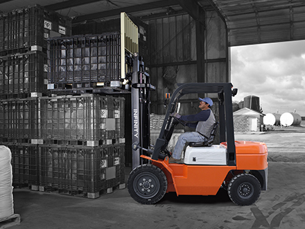 Diesel Forklifts vs. Electric Forklifts: Which is Better for Your Business.