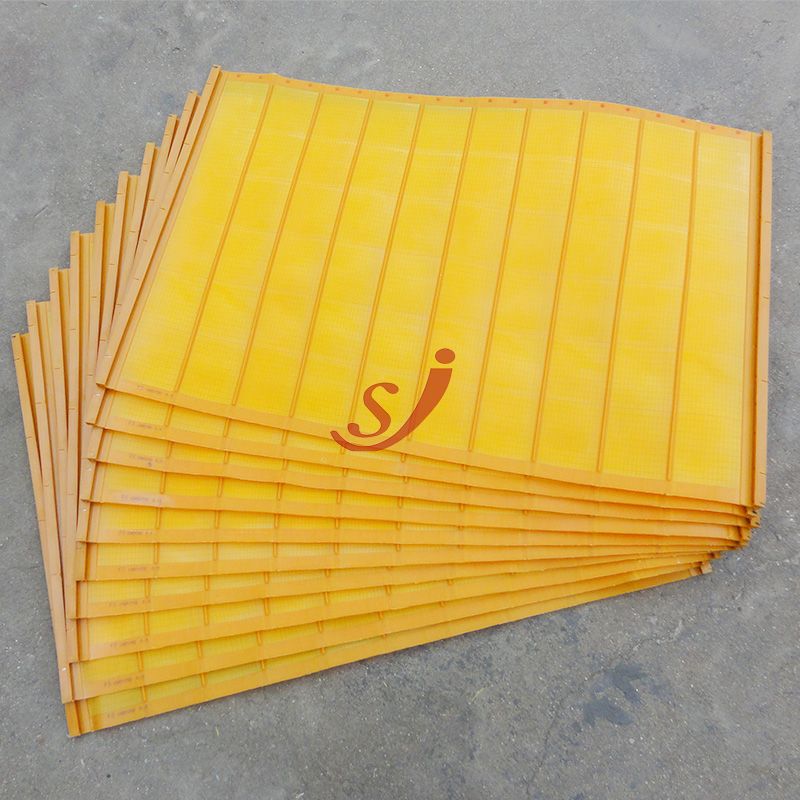 Бөксесіне үлкен заттарды қояды.