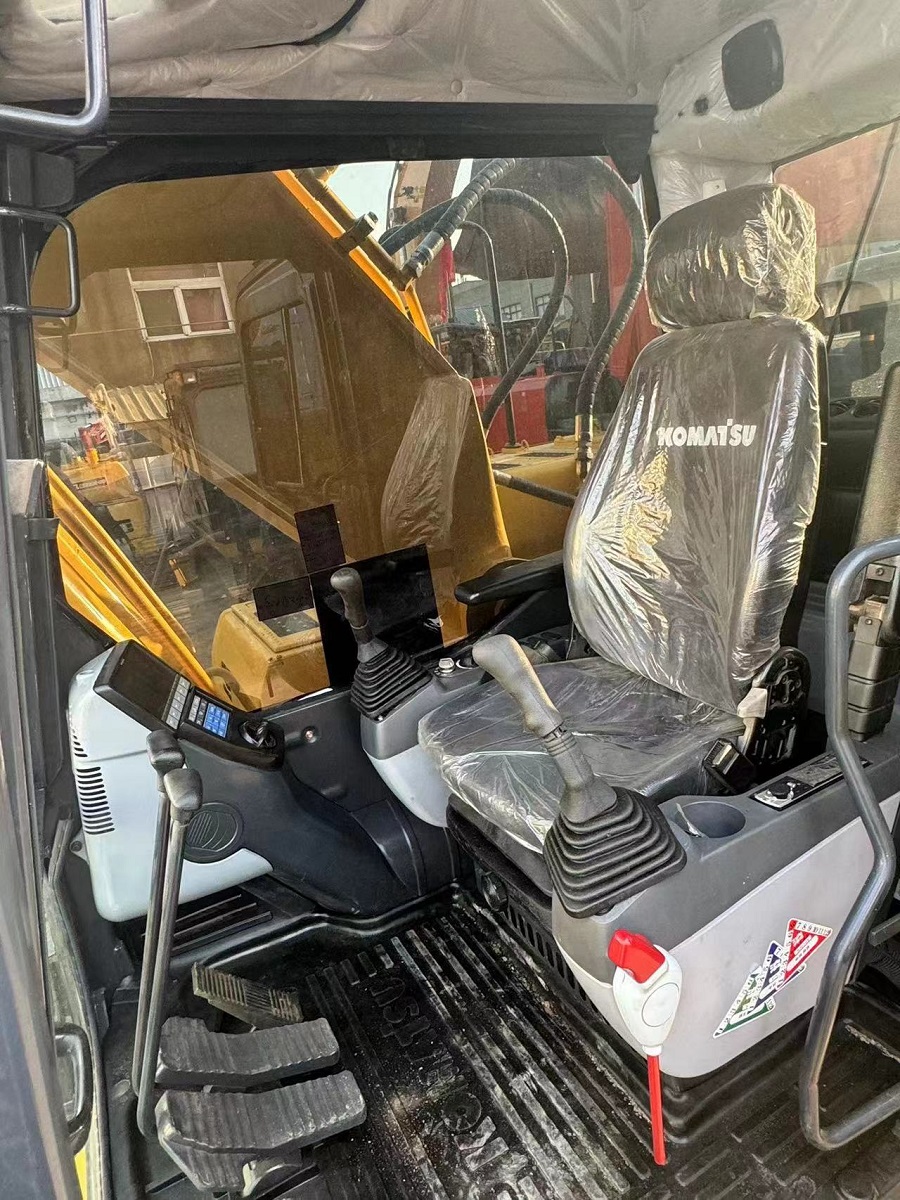 Excavators | Komatsu, image size:900x1200