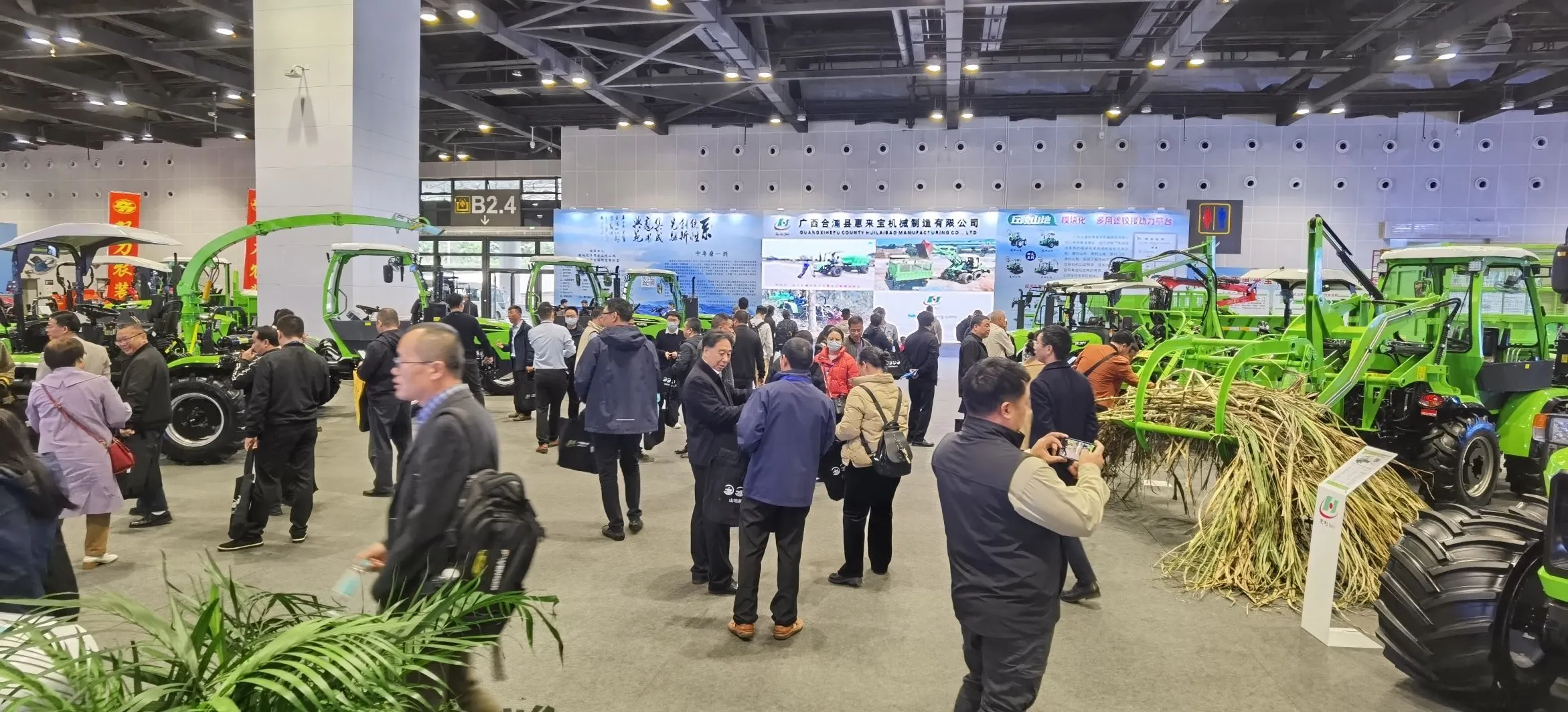 At the 2023 China-ASEAN Agricultural Machinery and Sugarcane Mechanization Expo that opened at the Nanning International Convention and Exhibition Center in Guangxi