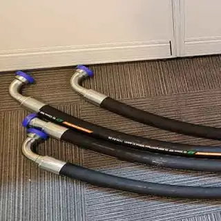 Bulk Hydraulic Fittings/Bulk hydraulic hoses are used in general industrial and hydraulic applications for low to medium pressure transmission of petroleum and water-based fluids. The hoses have synthetic rubber tubes and abrasion resistant synthetic rubb