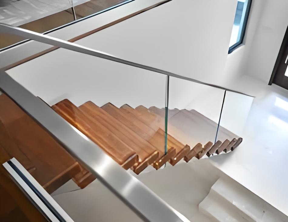 What are the common mistakes to avoid when cleaning glass stair railings in high-traffic areas？