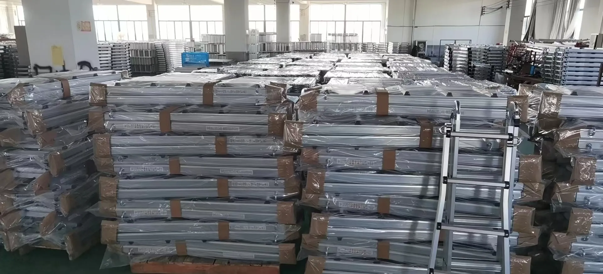 En standard aluminum multi-purpose ladder
