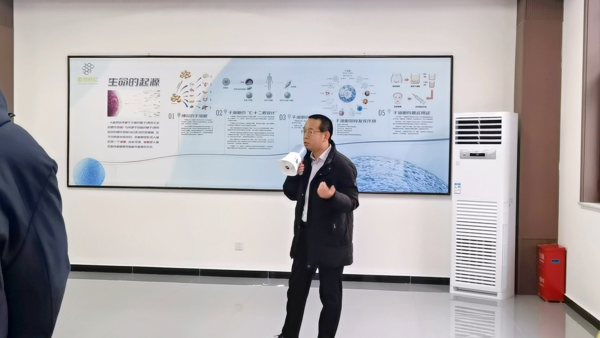 Warmly welcome the business delegation to visit the company